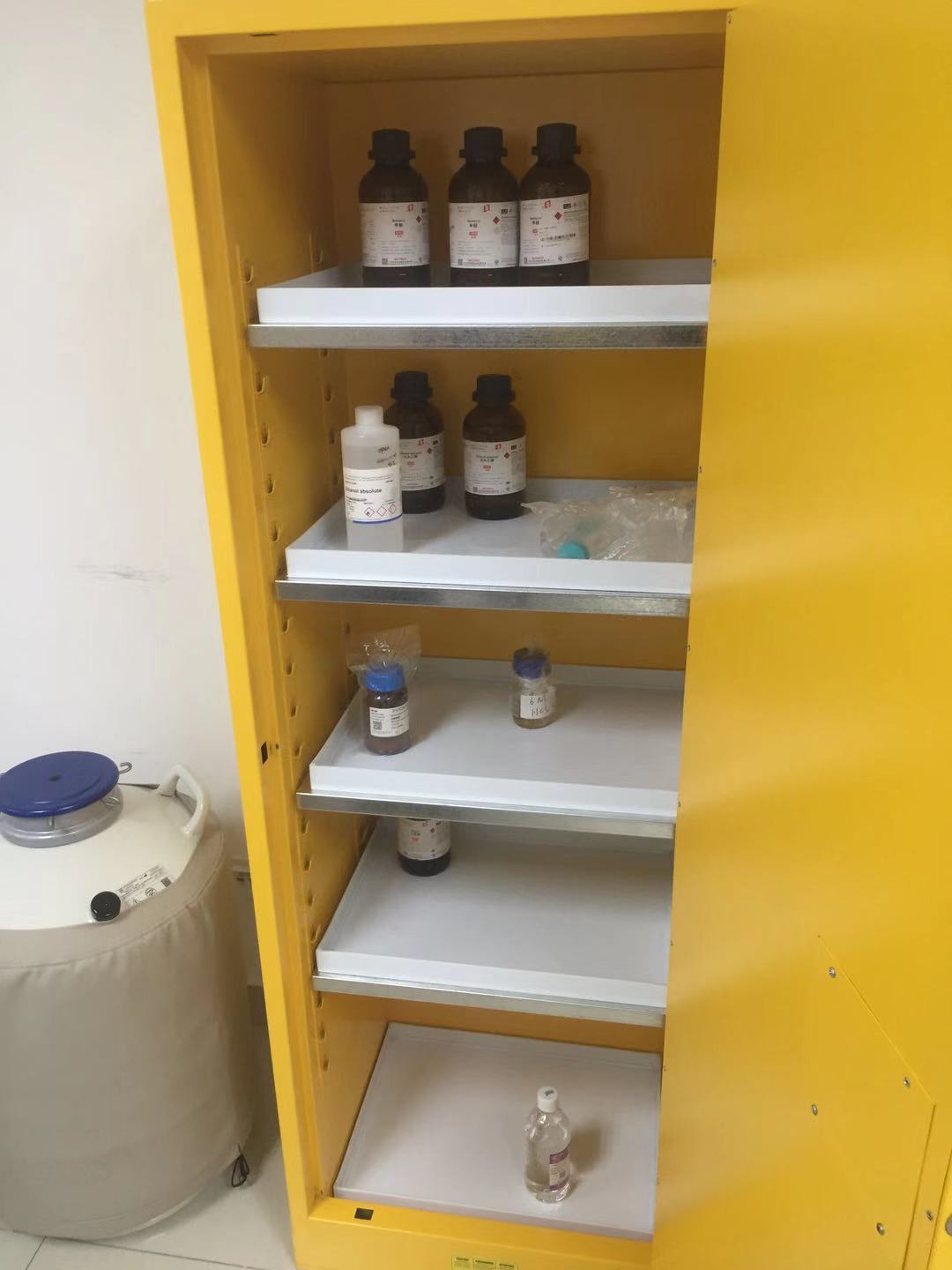 安全柜黃色內部展示